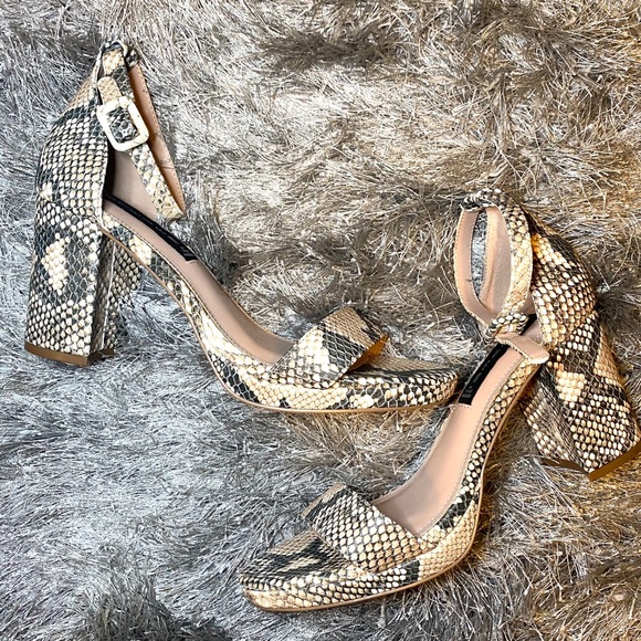 NWB Steve Madden Clunky heels - Picture 2 of 6